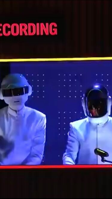 Los Grammy del año 2014 fueron testigo de este #Momentazo de leyenda para la historia de la música. Habiendo pasado algunos años desde la última vez que tocaron en vivo, las expectativas eran altísimas para ver a @daftpunk , y su presentación con Stevie Wonder, Pharrell Williams y Nile Rodgers fue brutal, con un medley de “Get Lucky”, “Le Freak” de Chic y “Another Star” de Stevie Wonder.
Desde el minuto 3:40 🤯
Ver a @paulmccartney vibing #Notieneprecio

#DaftPunk @robotrockalive